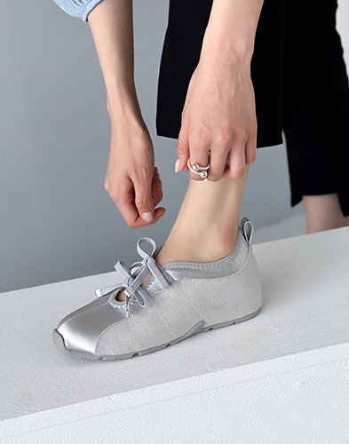 트렌드를 선도하는 독특한 디자인의 한정판 컬렉션 스니커즈 1A8ZG6