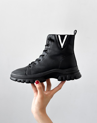 트렌드를 선도하는 독특한 디자인의 한정판 컬렉션 스니커즈 1A8ZG6