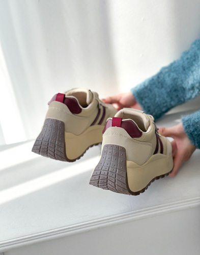 트렌디한 디자인과 완벽한 착용감을 동시에 잡은 스니커즈 1A8ZG2