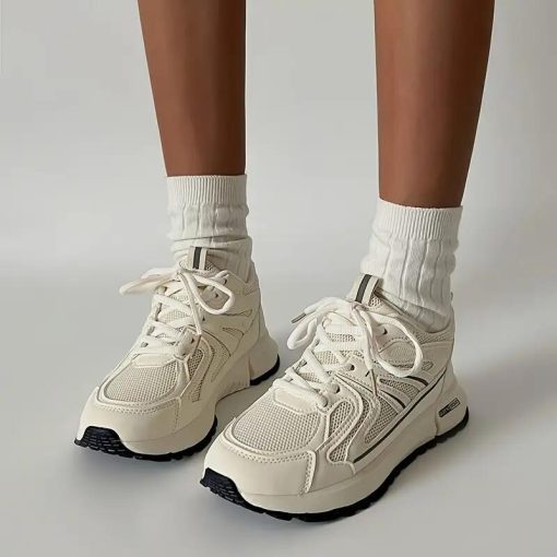 어느 의상에나 잘 어울리는 심플한 디자인의 스니커즈 HQ-102